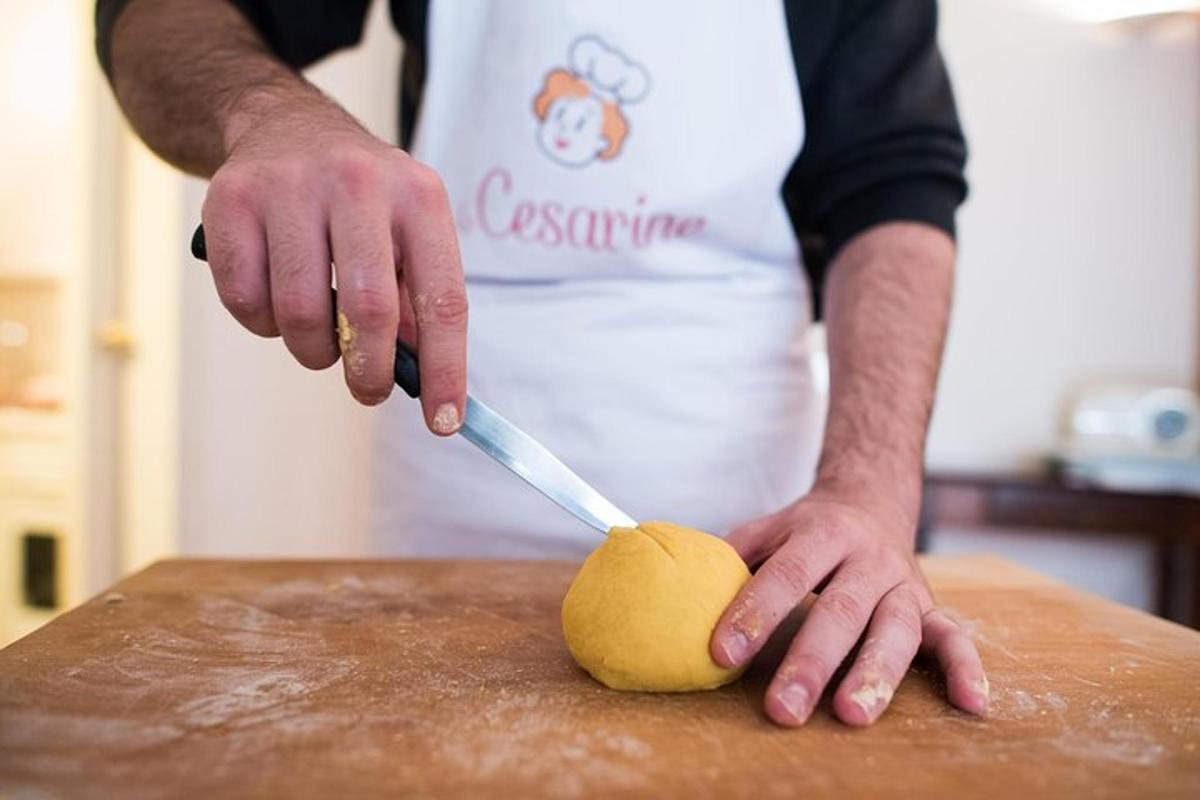 una persona che taglia una patata con un coltello su un bancone