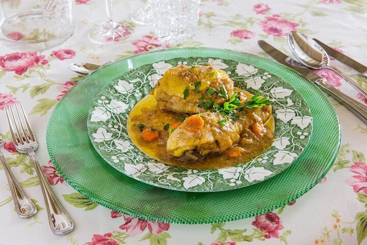 um prato de comida com frango em uma mesa