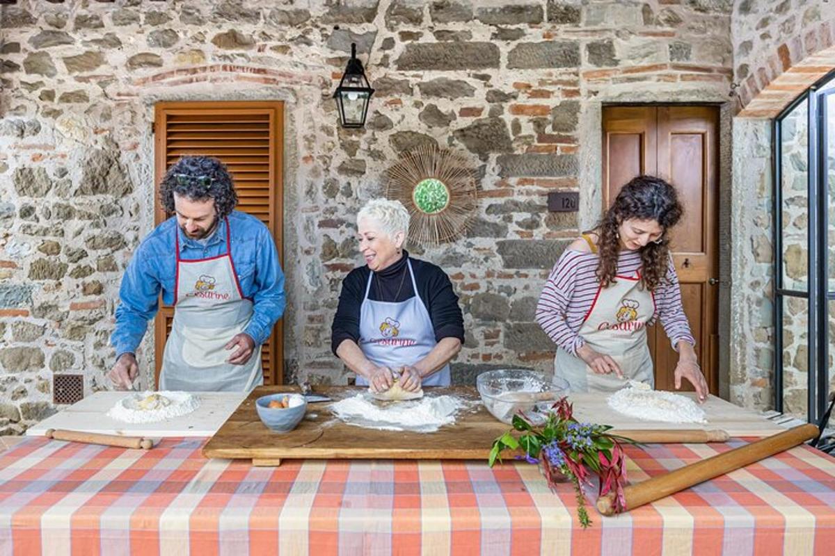 un grup de persones al voltant d'una taula preparant menjar