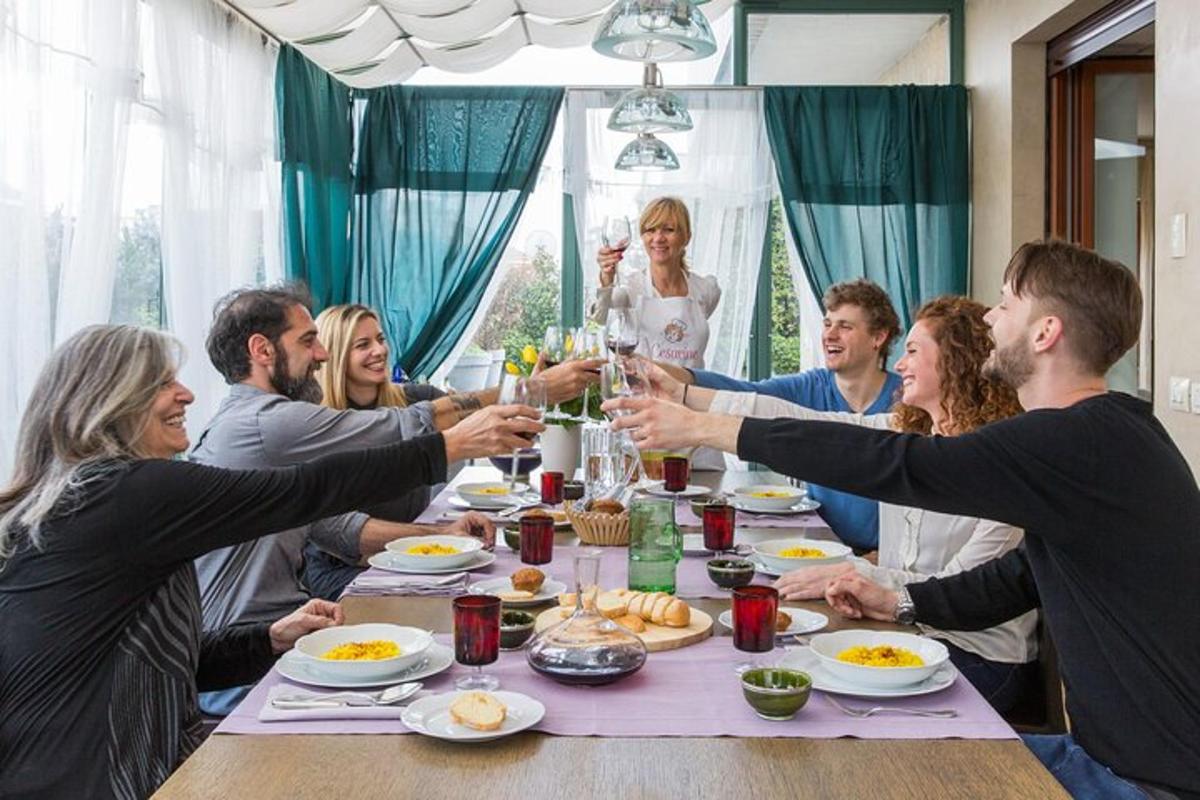 un grup de persones assegudes al voltant d'una taula per sopar
