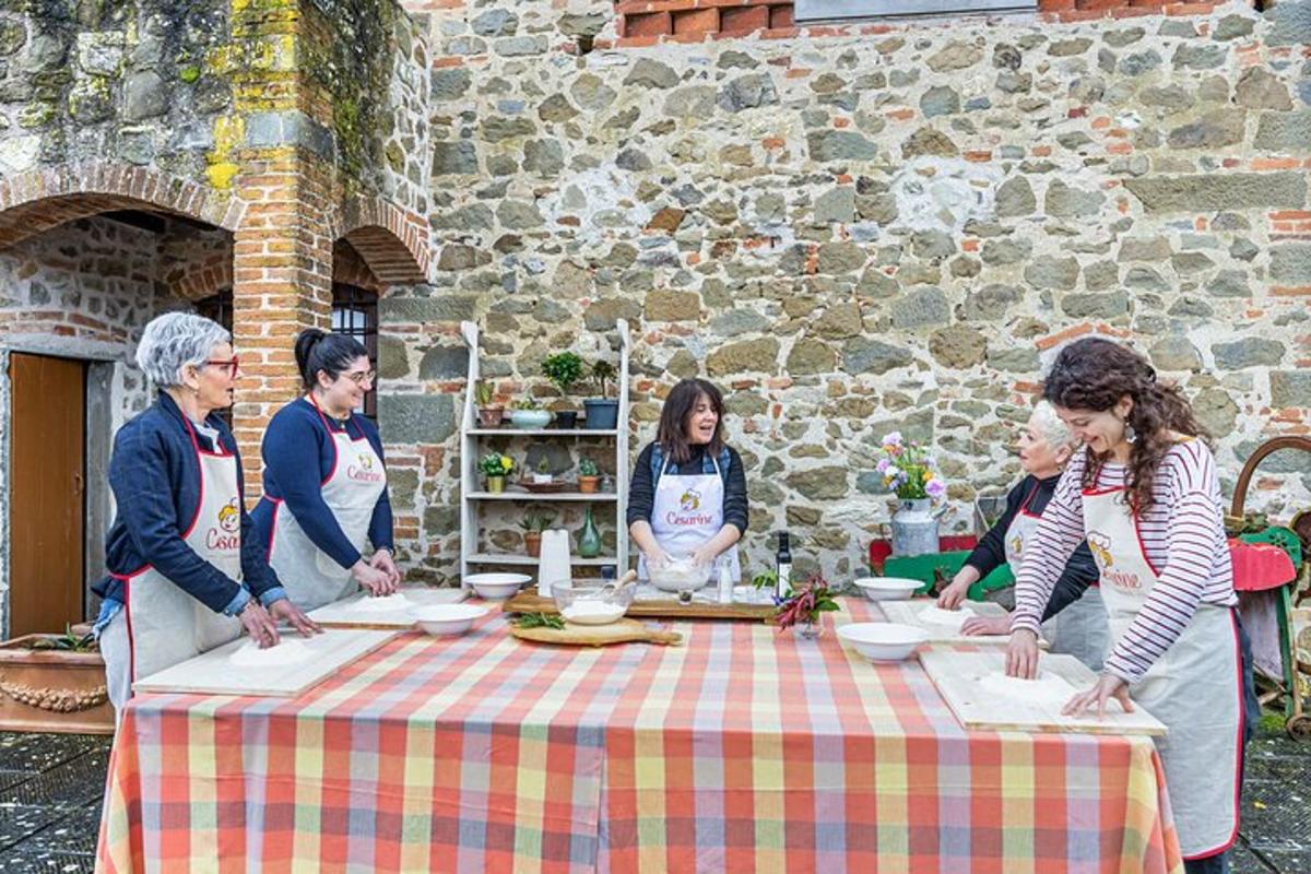 Un grupo de mujeres de pie alrededor de una mesa con comida.
