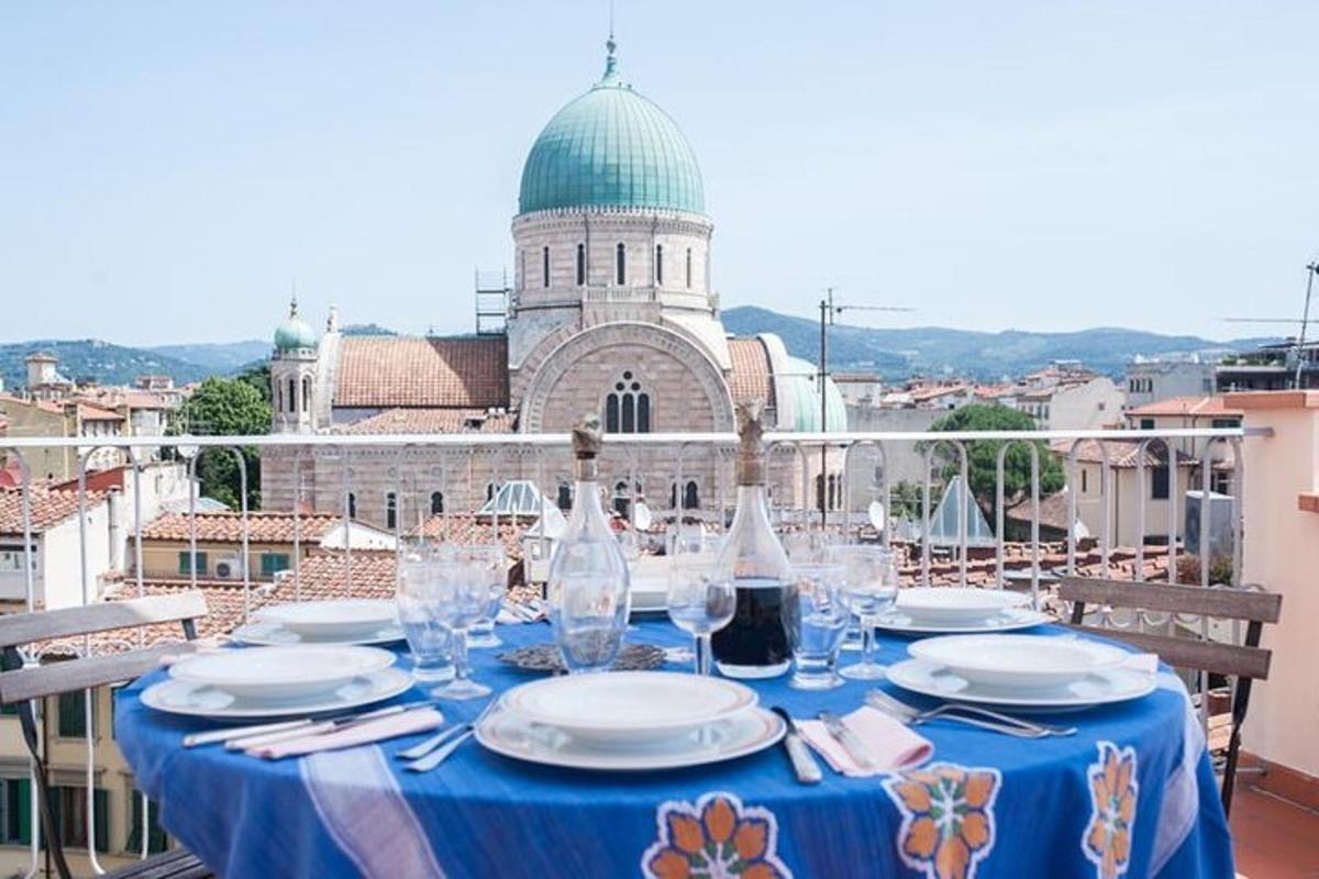 stôl s taniermi a pohármi na víno na balkóne