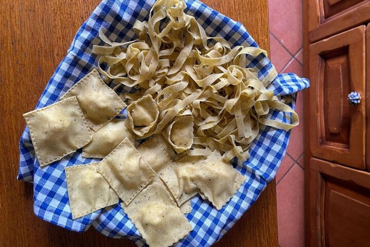 hromada wontonů na modrobílé látce