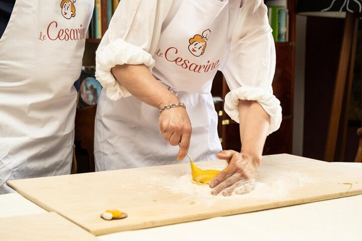 uma pessoa em uma cozinha preparando comida em uma tábua de corte