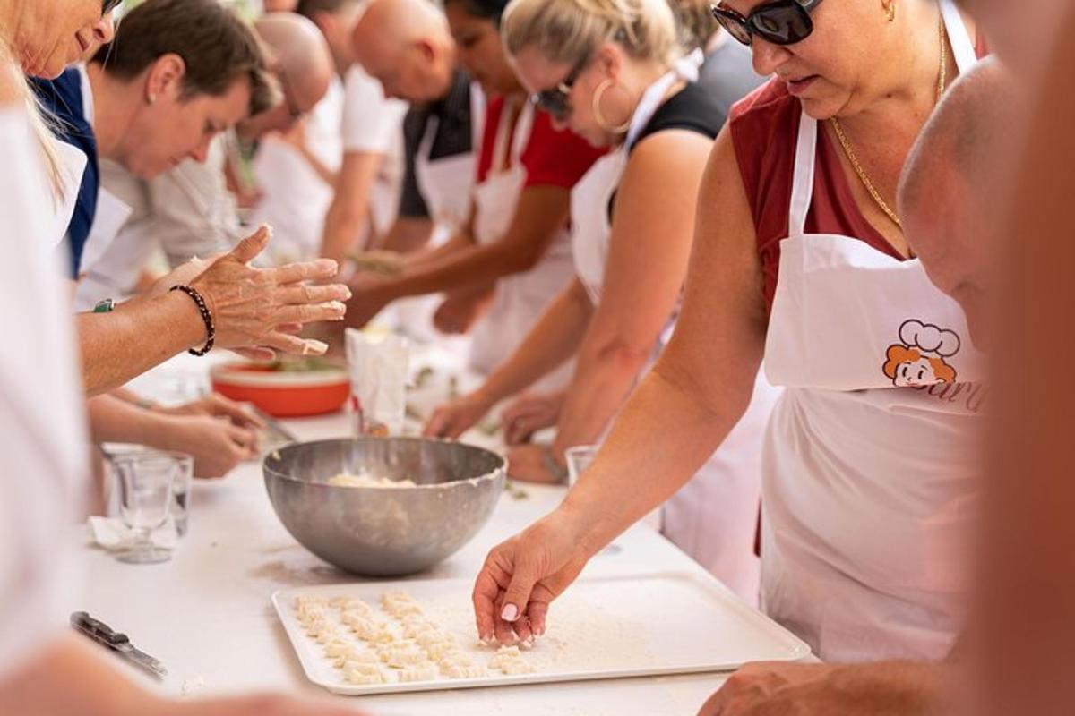 un gruppo di persone in piedi attorno a un tavolo che prepara il cibo