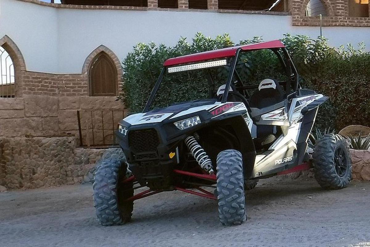 egy ház előtt parkoló ATV
