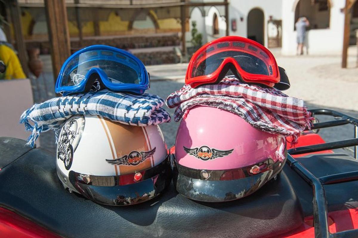 to hjelme sidder på bagsiden af en motorcykel