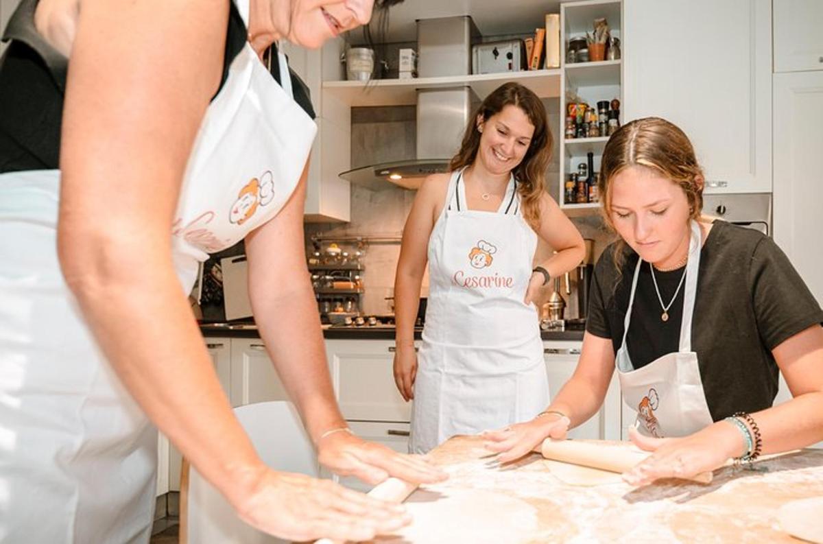 un gruppo di donne in cucina che preparano il cibo