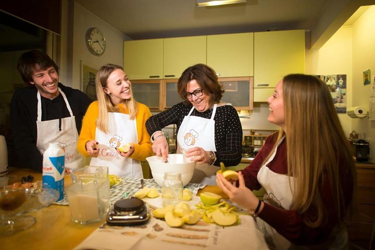 un grup de oameni care stăteau într-o bucătărie pregătind mâncare