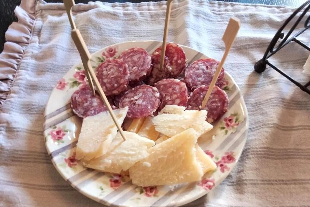 un piatto di polpette e formaggio su un tavolo