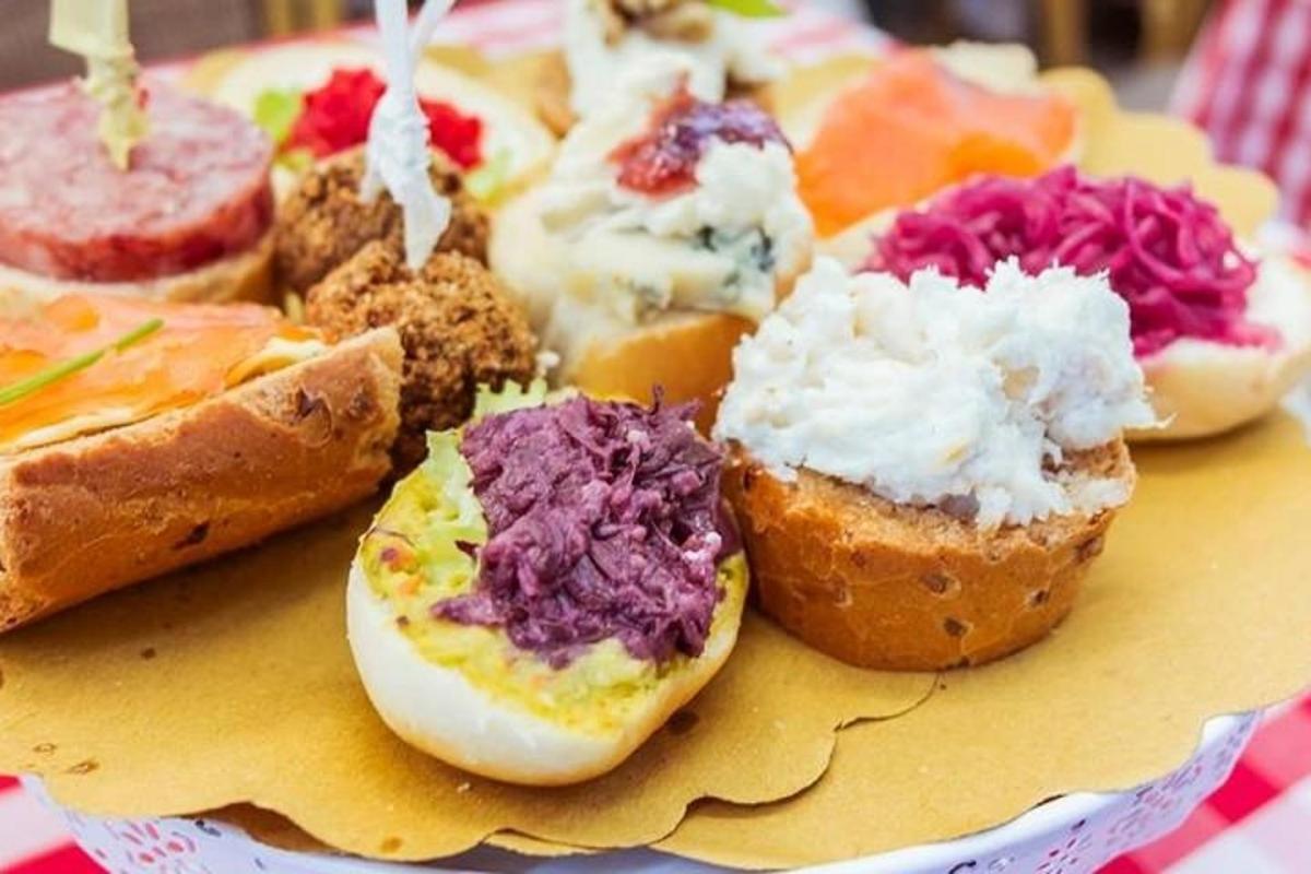 un plat de pastissos i pa sobre una taula