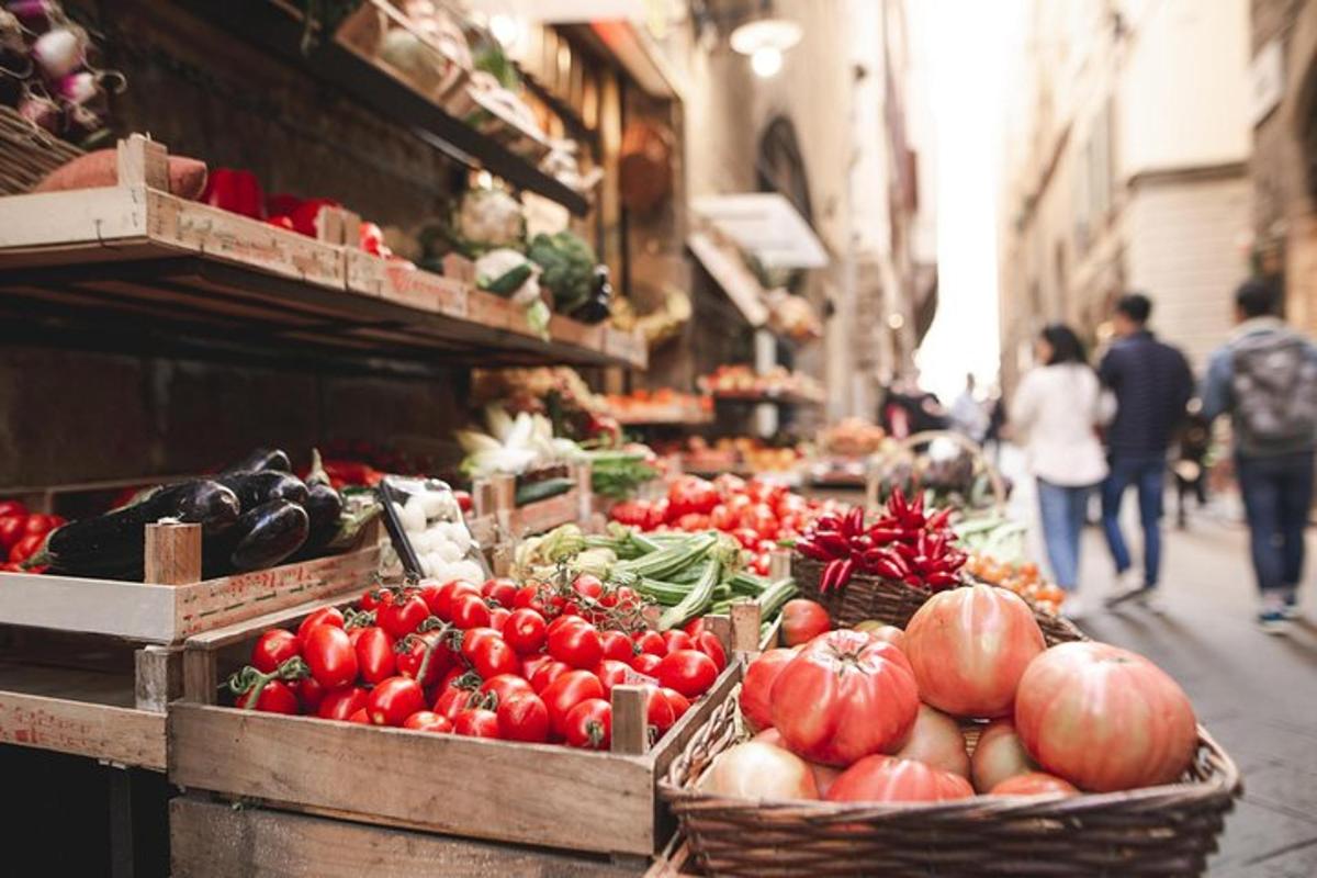 un mercato con pomodori e altre verdure in cesti