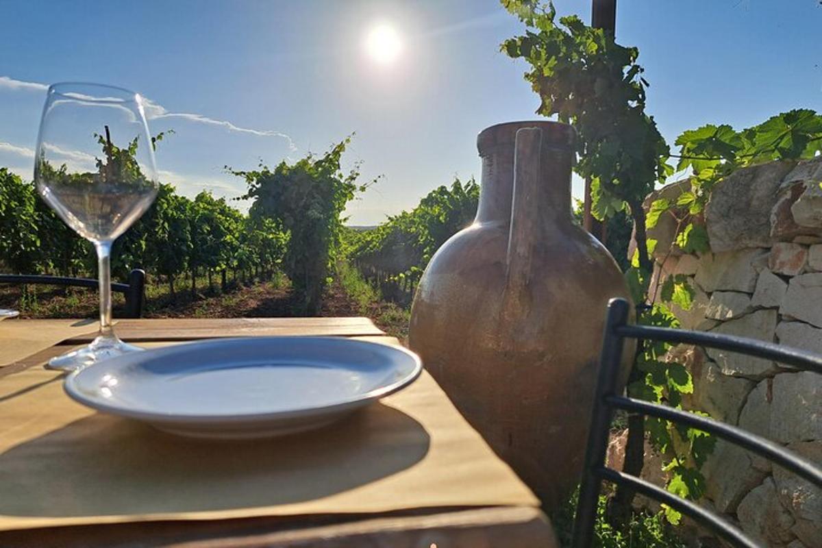 un tavolo con un piatto e un bicchiere di vino