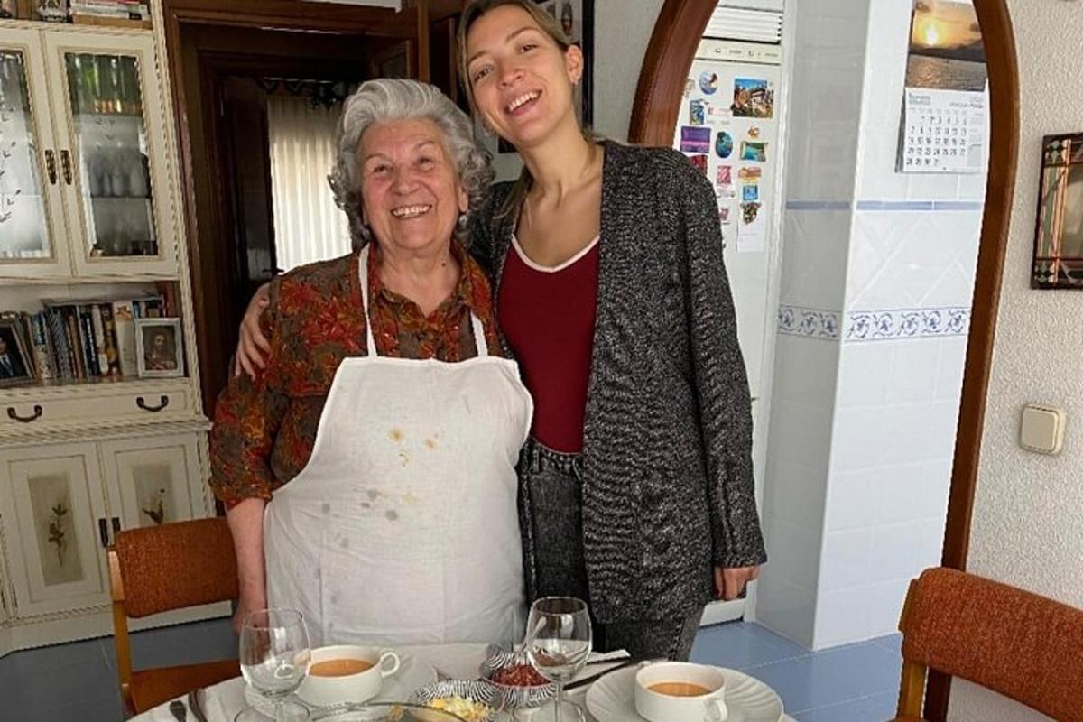 o femeie stă lângă o femeie care ține o geantă