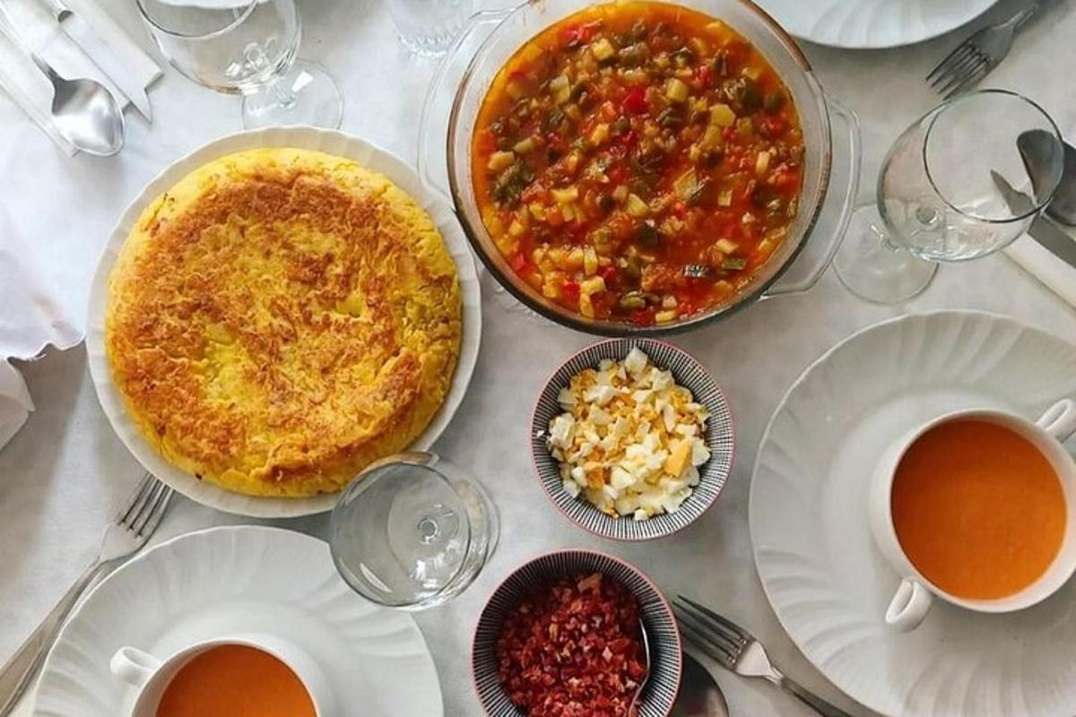 uma mesa coberta com pratos de comida e bebidas