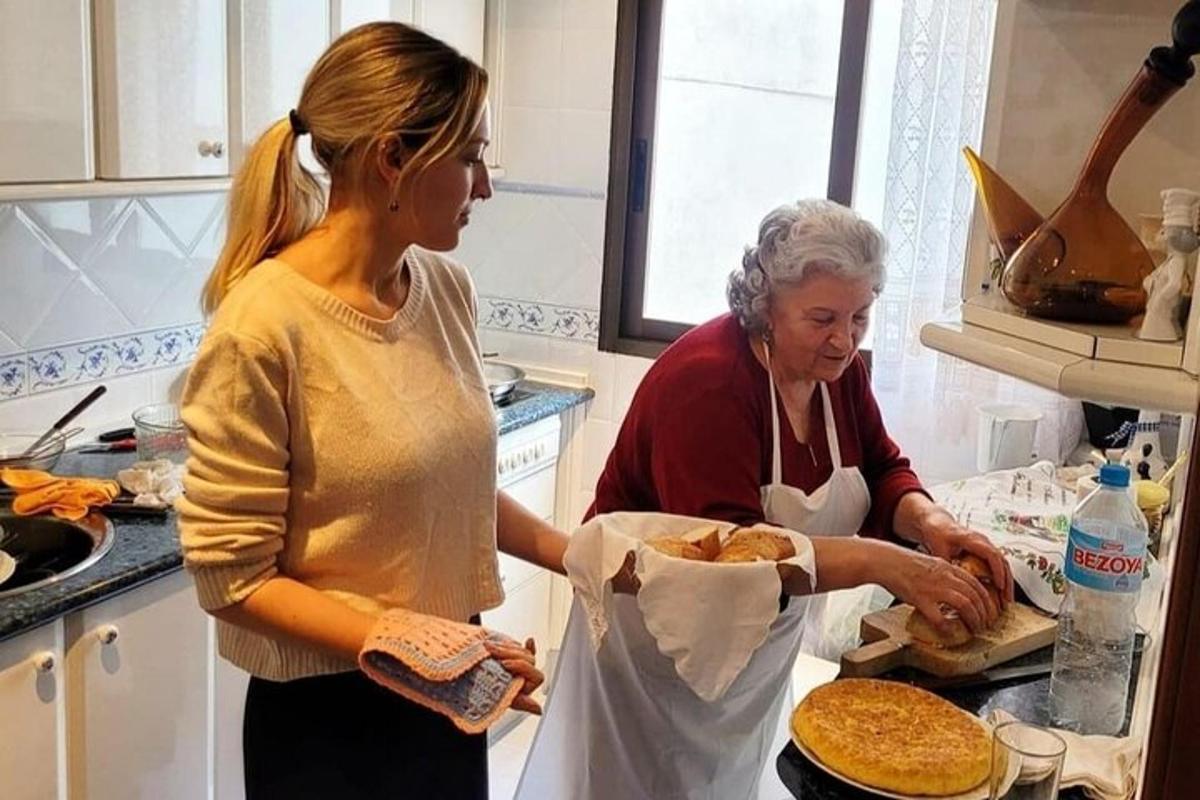 kaks naist seisavad köögis toitu valmistamas