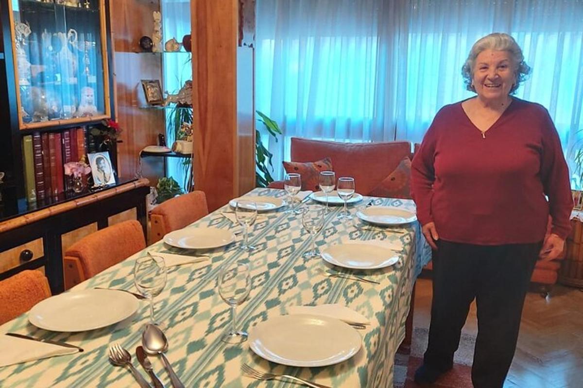 o femeie care stă în fața unei mese cu ochelari