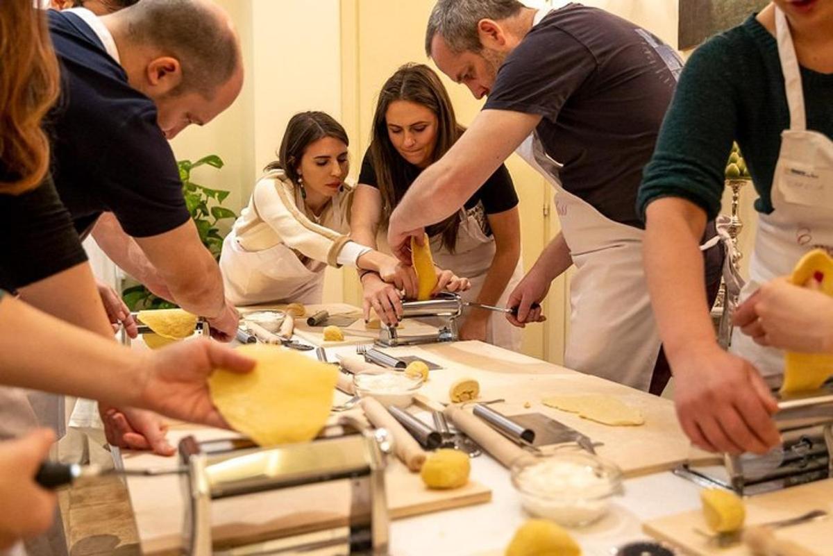 grupp inimesi, kes seisavad laua ümber ja valmistavad toitu