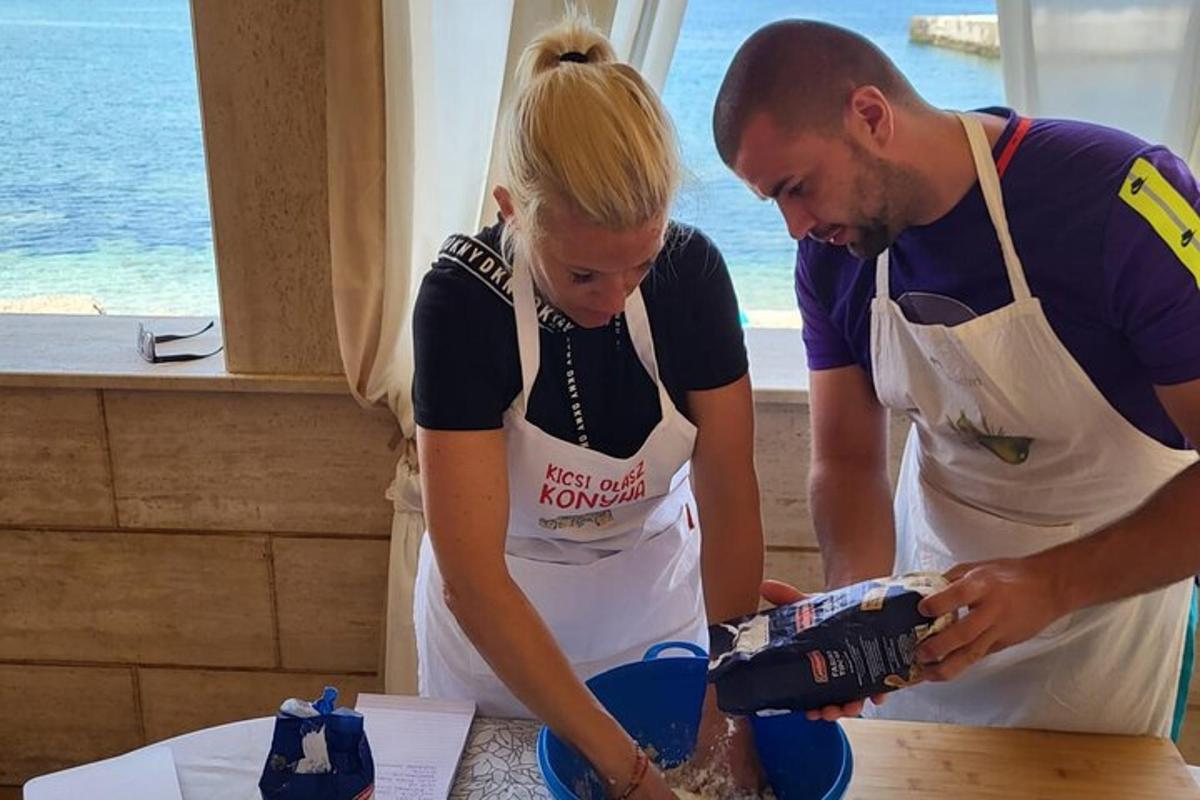 un home i una dona amb davantals preparant menjar