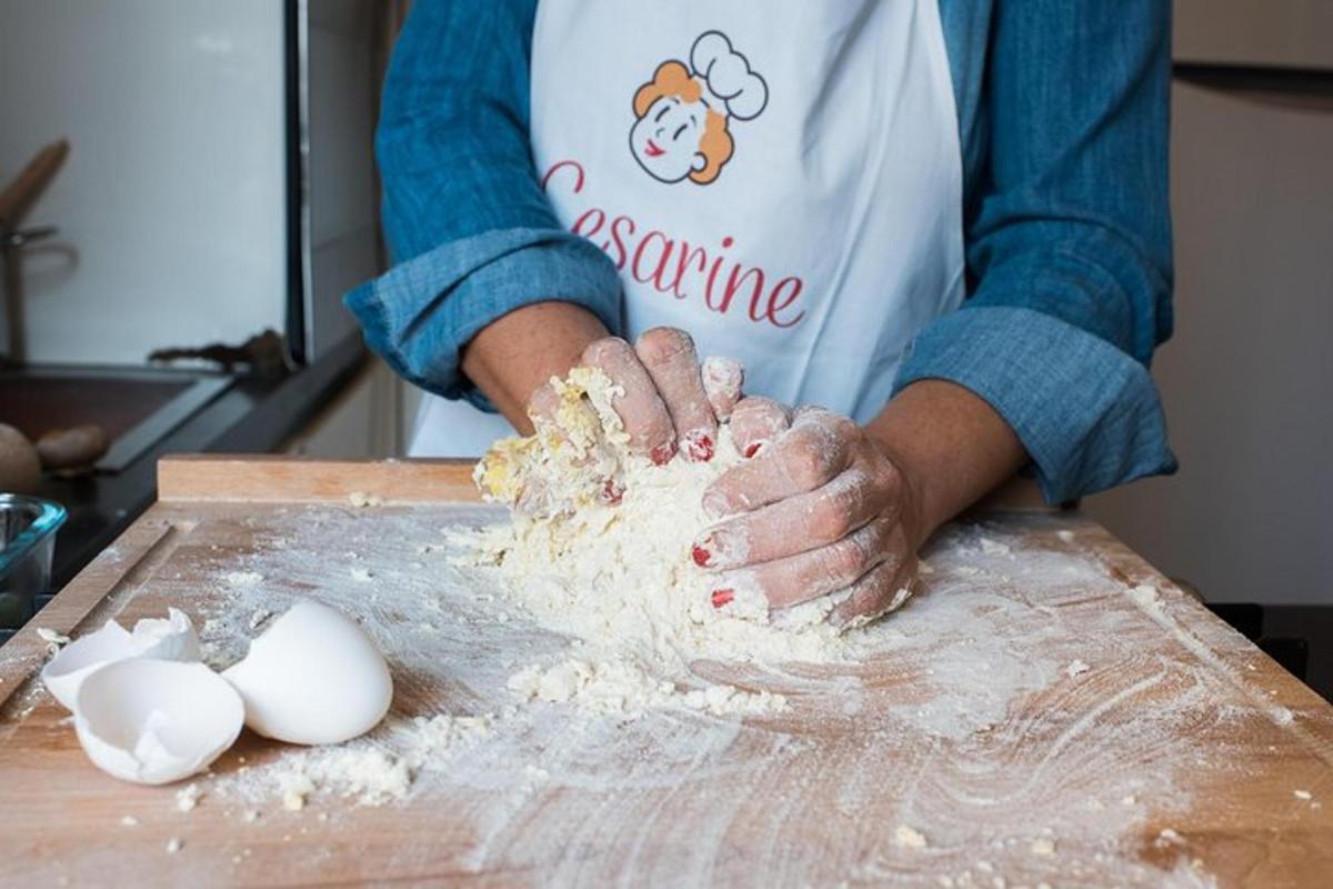 osoba v kuchyni míchá ingredience na prkénku