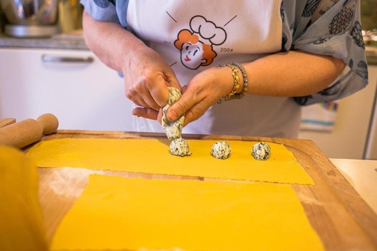 một người phụ nữ đang cắt côn trùng trên thớt