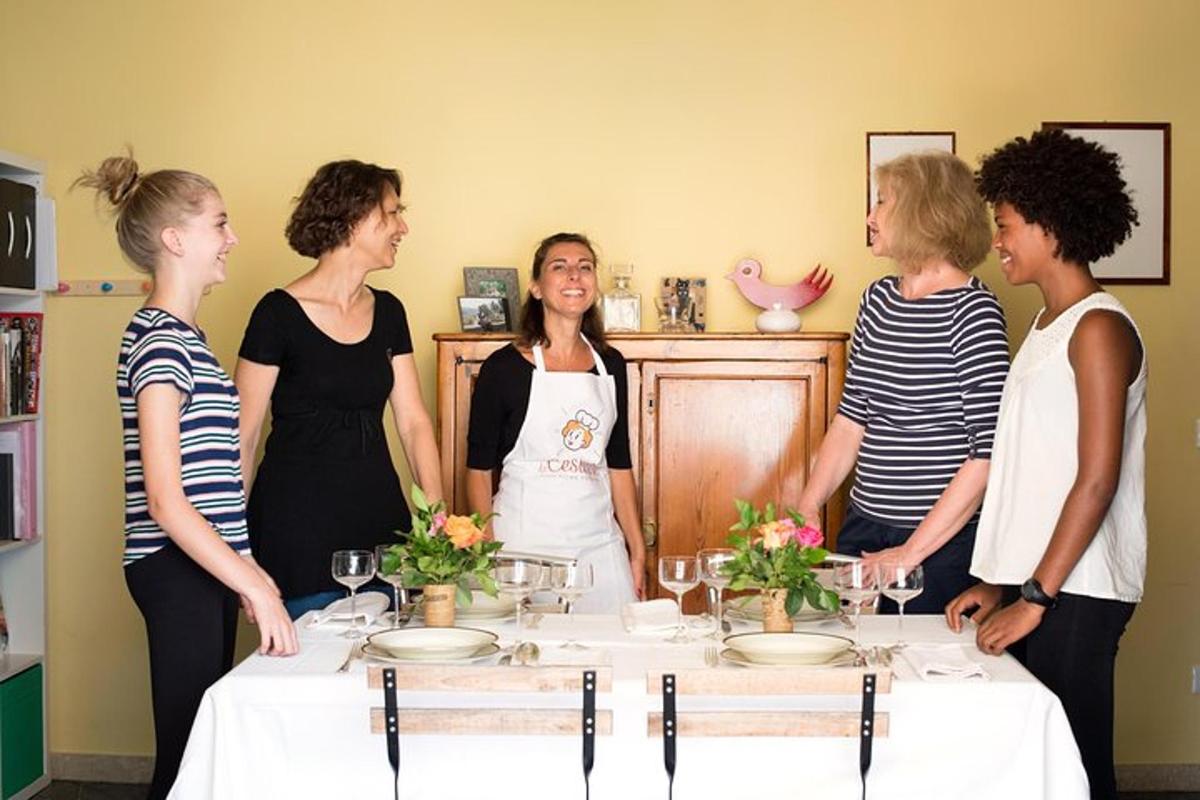 eine Gruppe von Frauen, die um einen Tisch herum stehen
