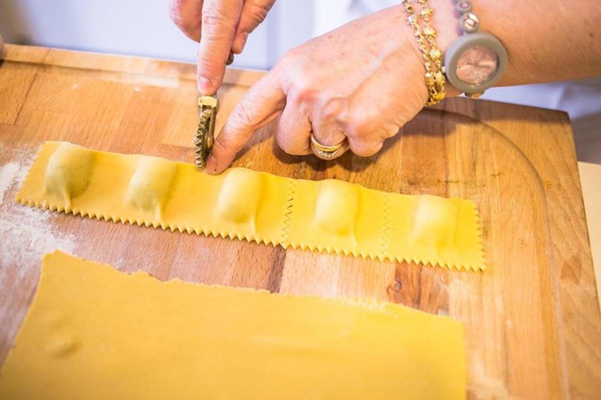 isang taong naghihiwa ng isang piraso ng keso sa isang cutting board