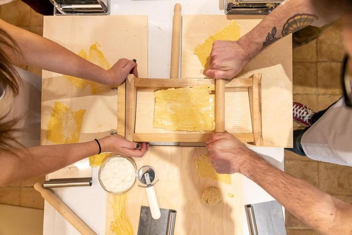 due persone che tengono una scatola di legno su un tagliere