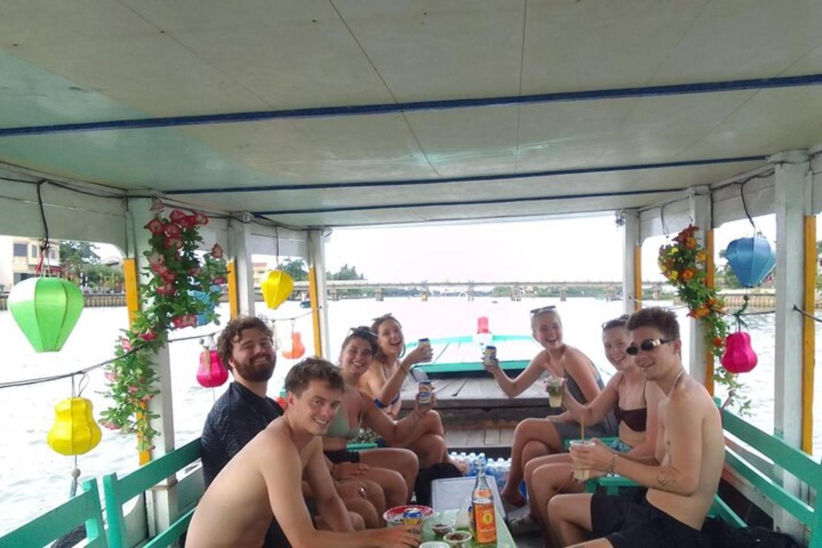 Un grupo de personas sentadas en una mesa en un barco.