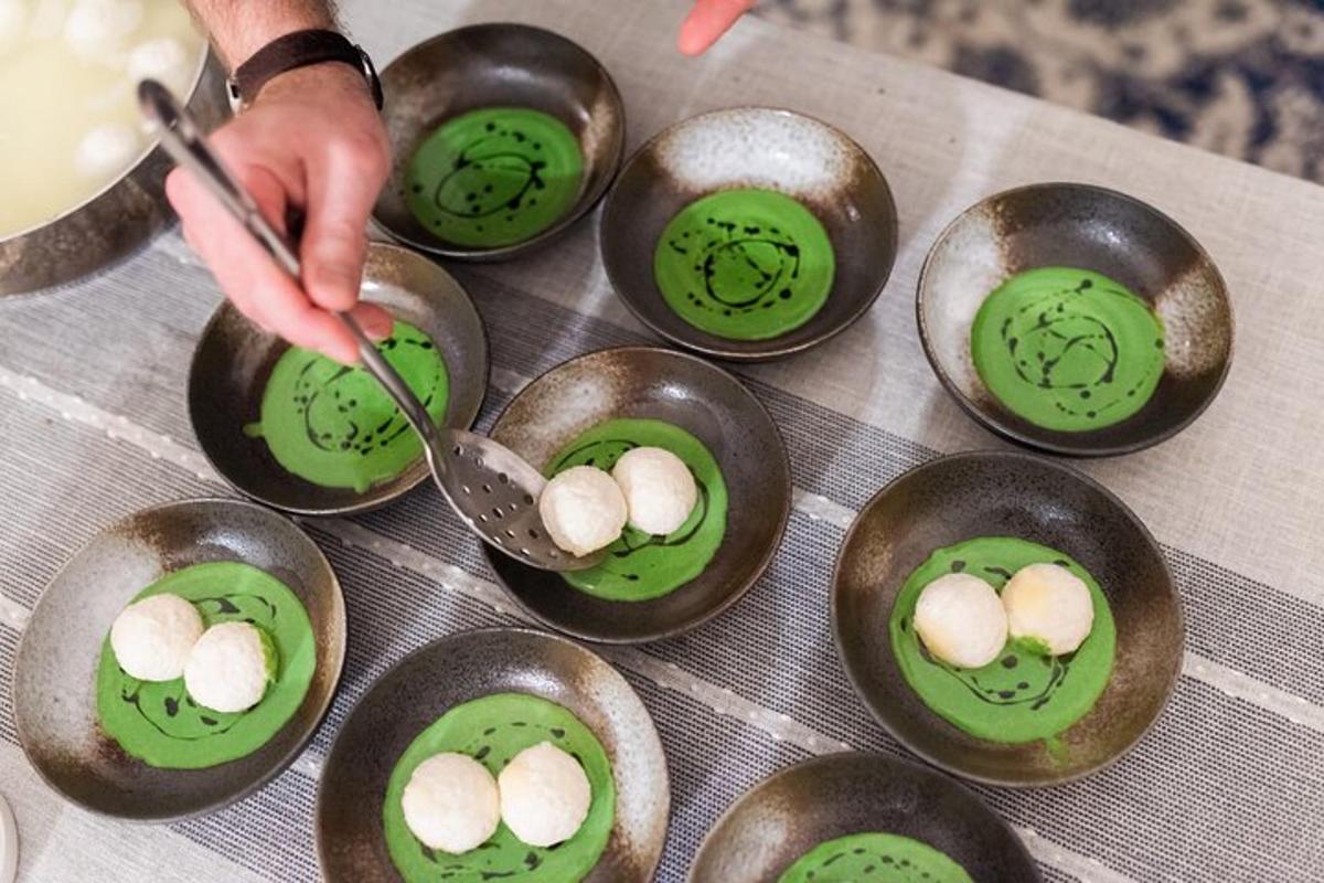 egy személy kanállal egy csomó cupcake-ben