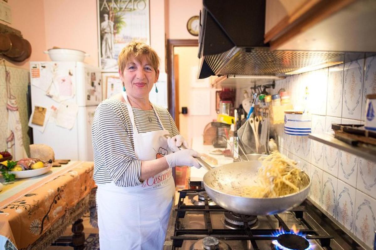 una donna in cucina che prepara il cibo in un wok