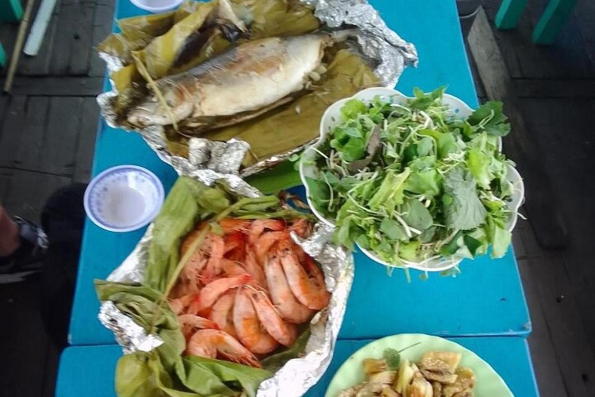 meja dengan makanan laut dan sayur-sayuran di atasnya