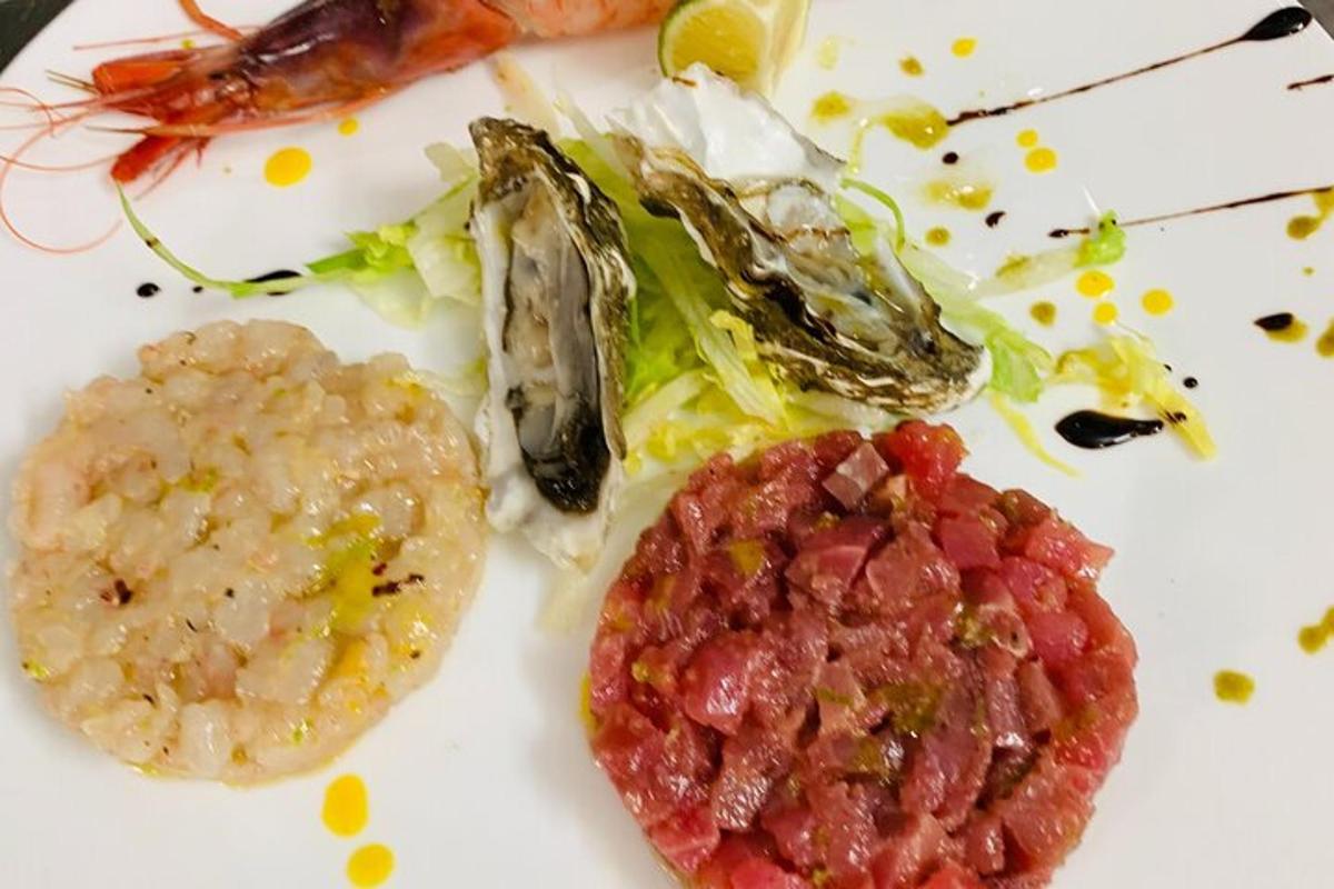 un piatto di cibo con carne e verdure sopra