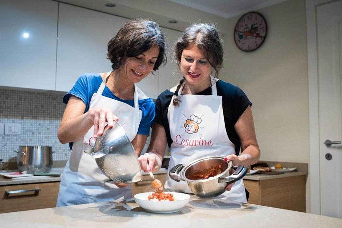 due donne in cucina che preparano il cibo