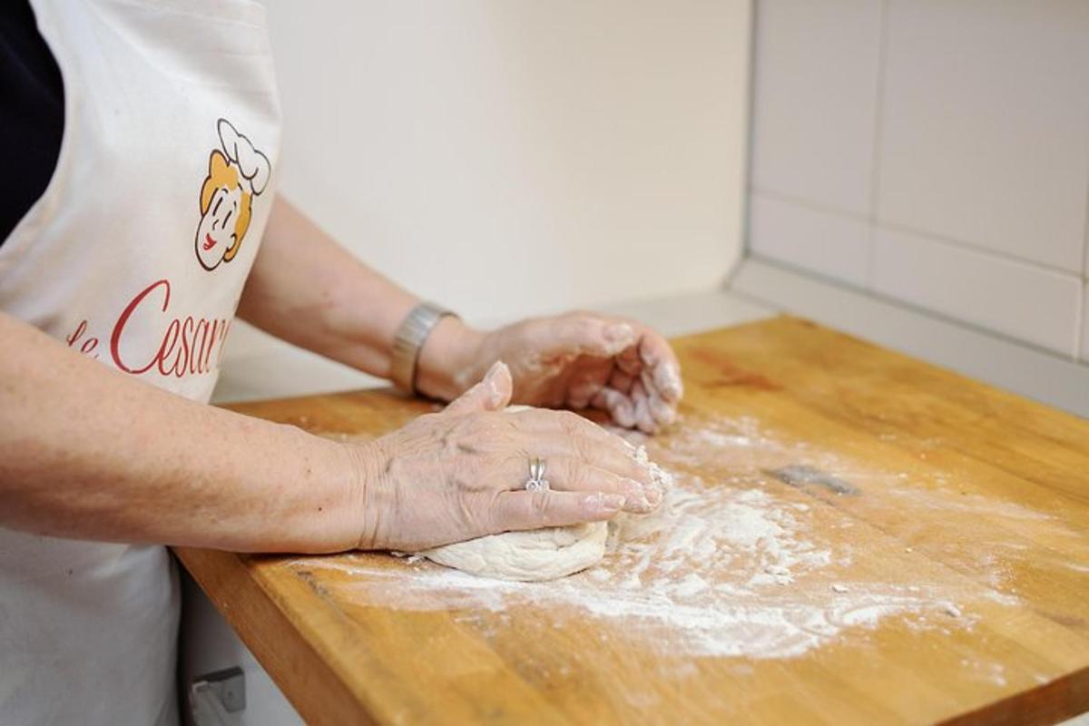 una persona sta impastando l'impasto su un tavolo di legno