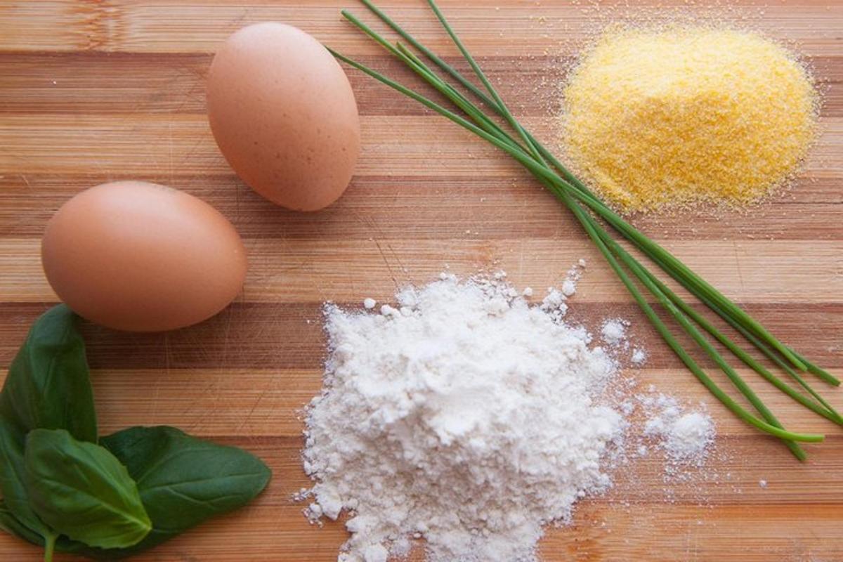 un mucchio di ingredienti su un tagliere di legno
