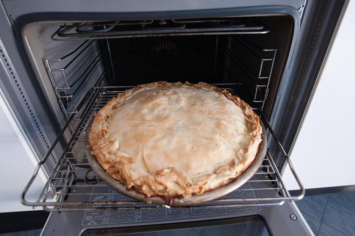 una torta è in forno