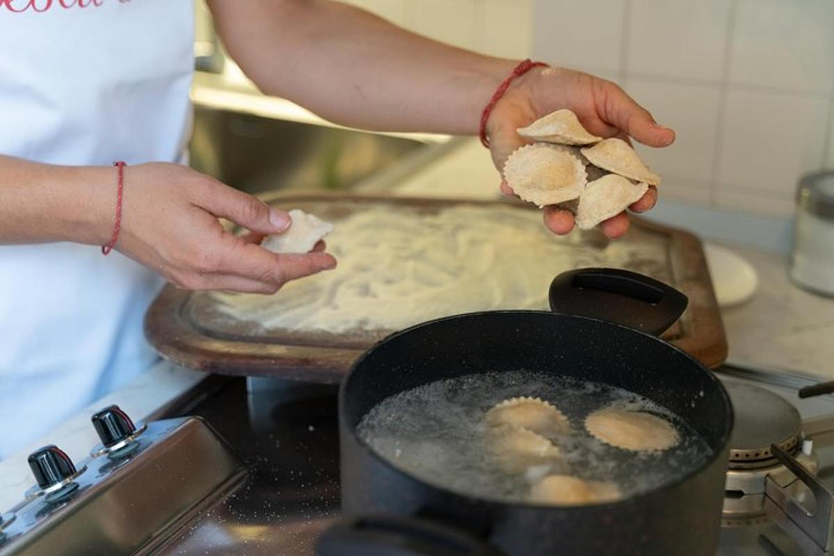 una persona che cucina il cibo in una padella su un fornello