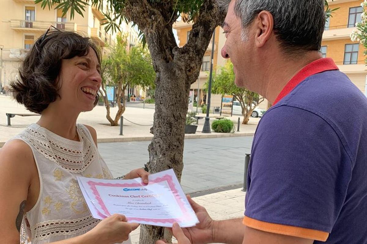 un uomo che porge un pezzo di carta a una donna