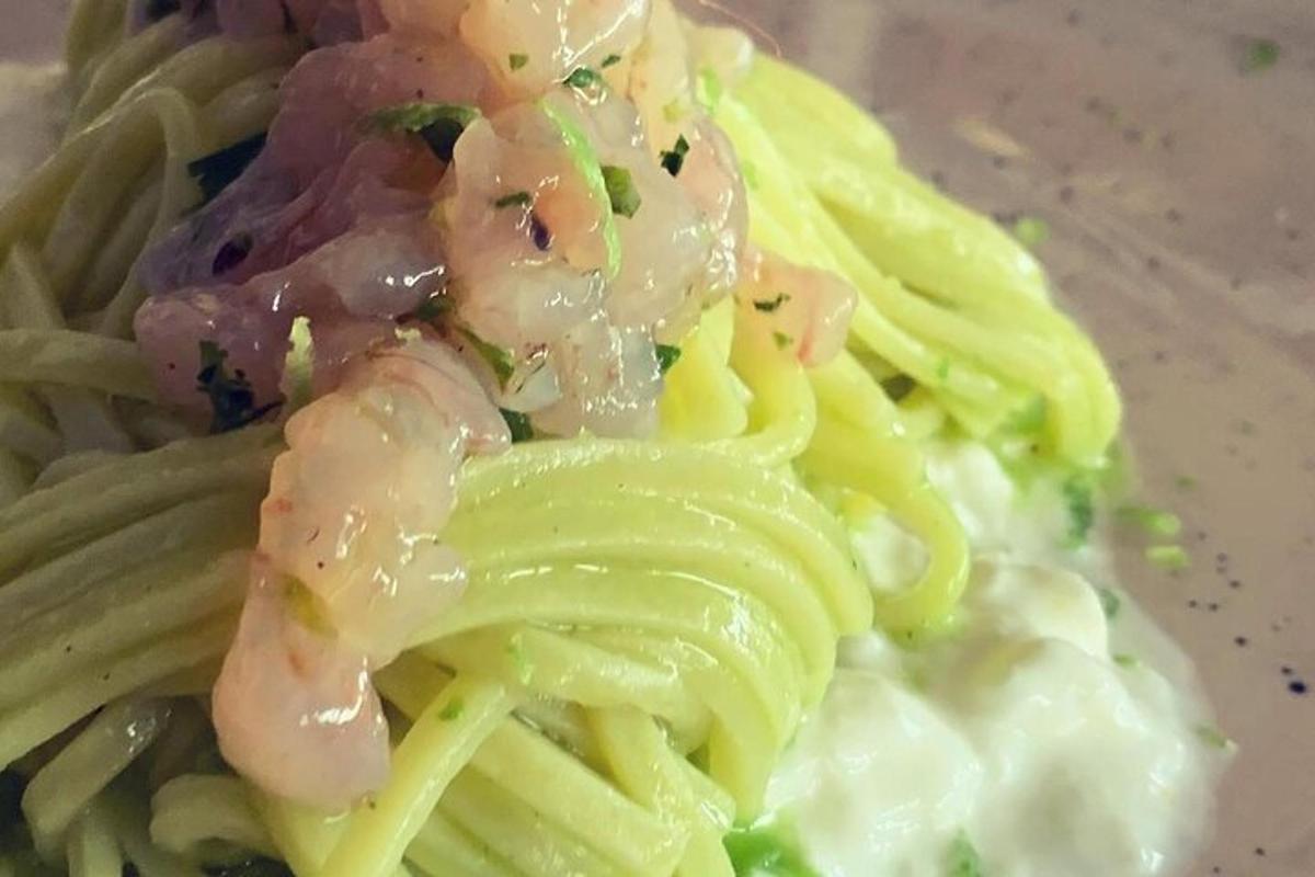 diskur af pasta með rækjum ofan á