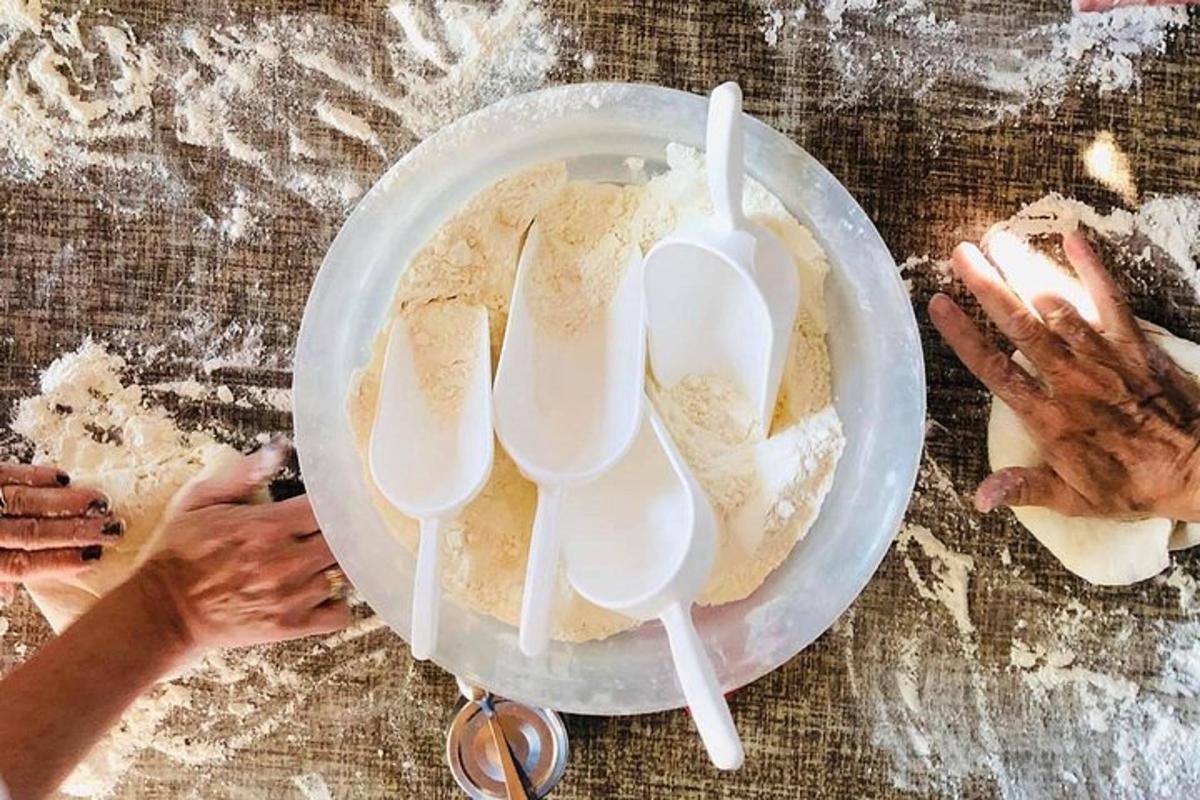 meja dengan sepinggan makanan dengan sudu putih