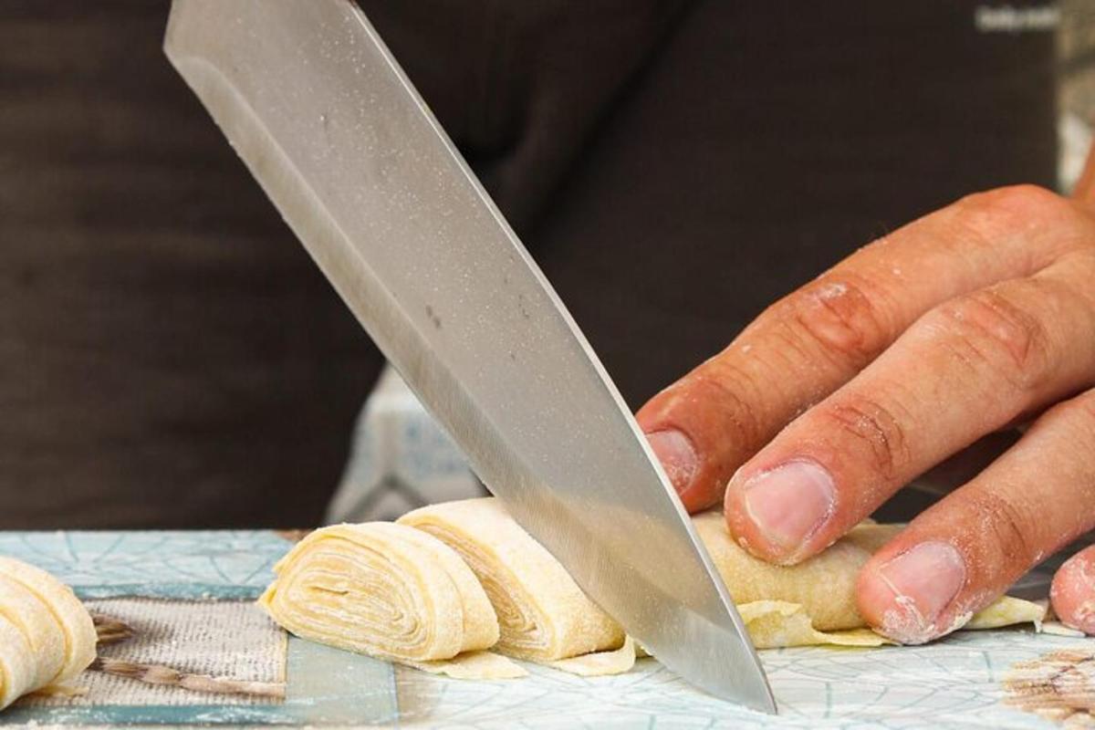 una persona cortando algo de comida con un cuchillo