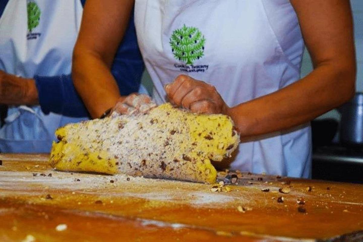 شخص يصنع رغيف خبز على الطاولة