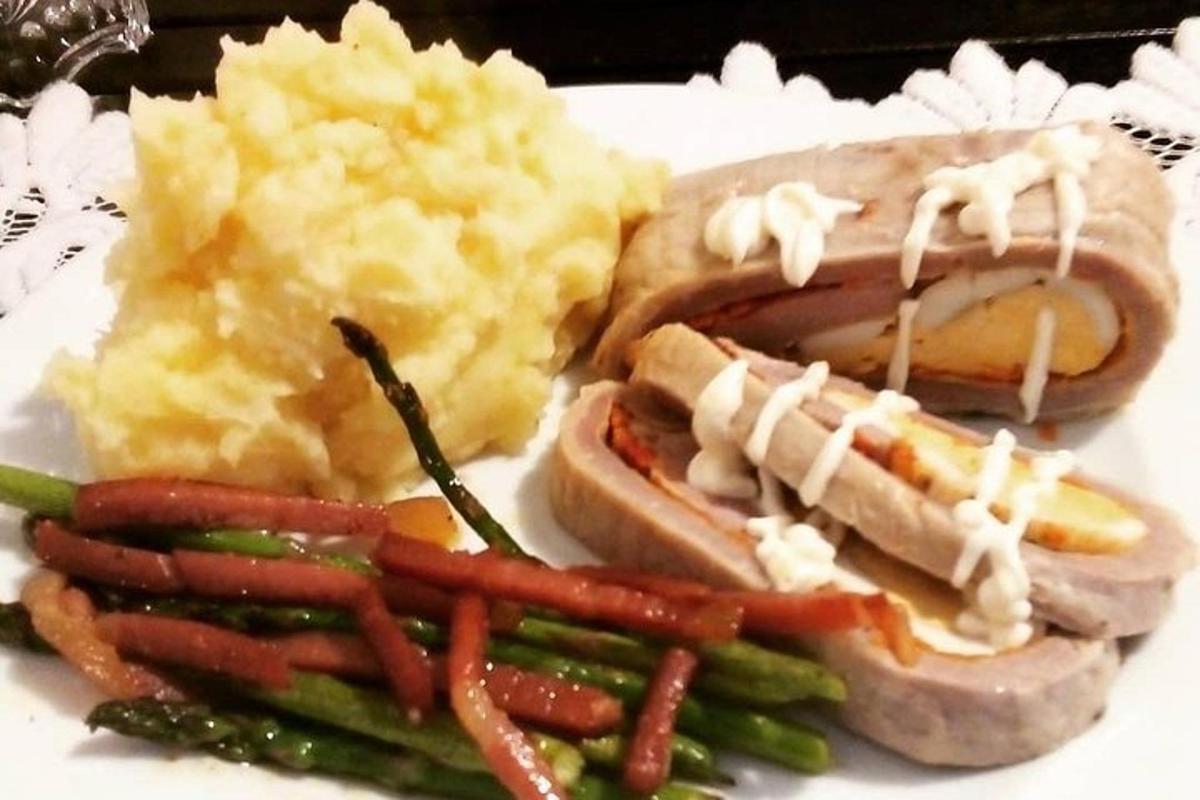sepinggan makanan dengan sandwic dan kentang tumbuk