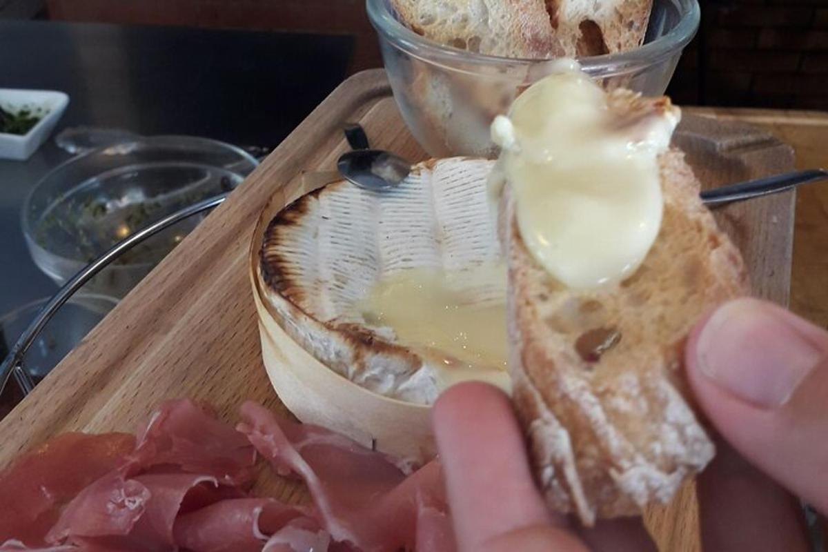 oseba, ki drži kos kruha s sirom
