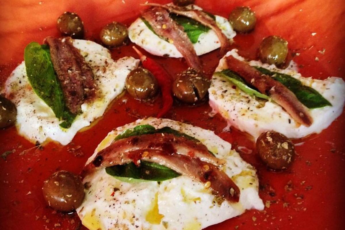 un piatto rosso di cibo con carne e verdure