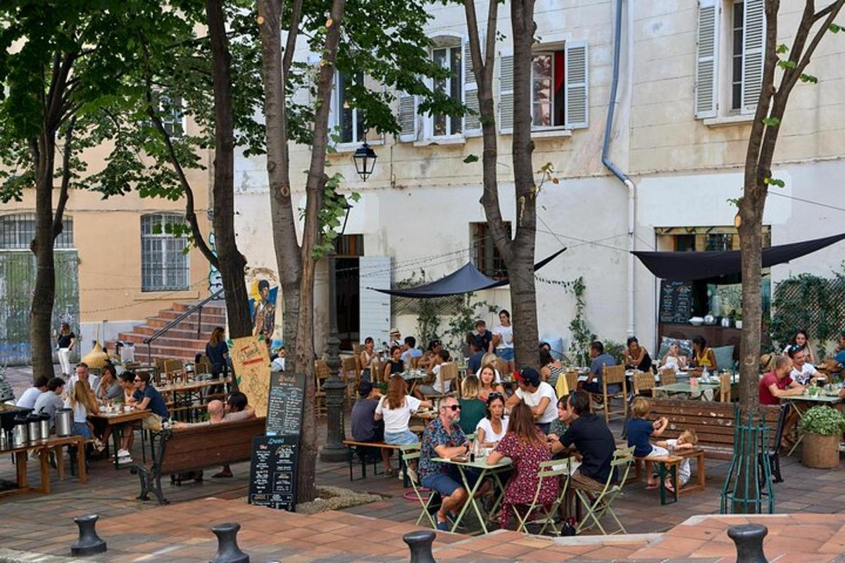 skupina lidí sedících u stolů ve venkovní restauraci