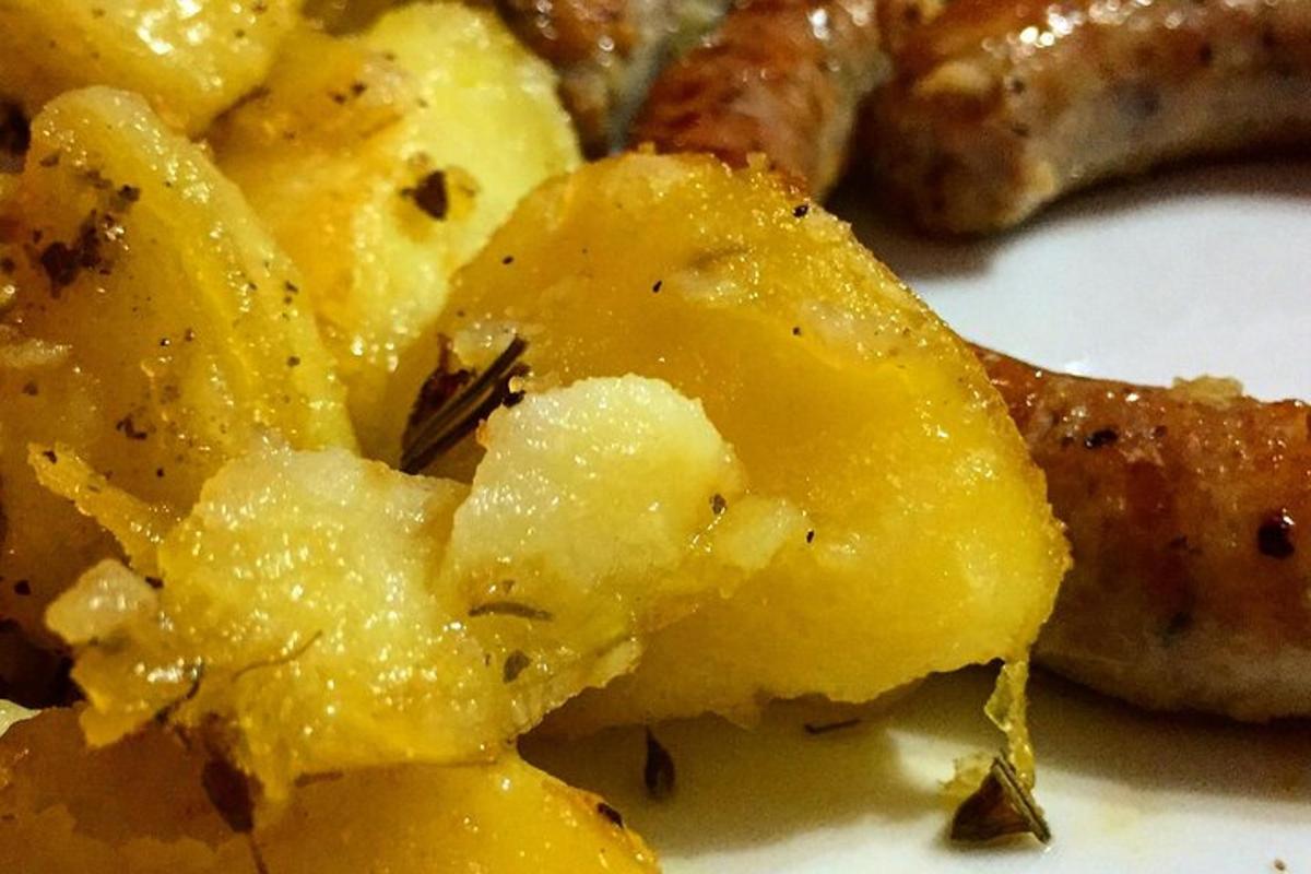 o grămadă de mâncare galbenă pe o farfurie albă