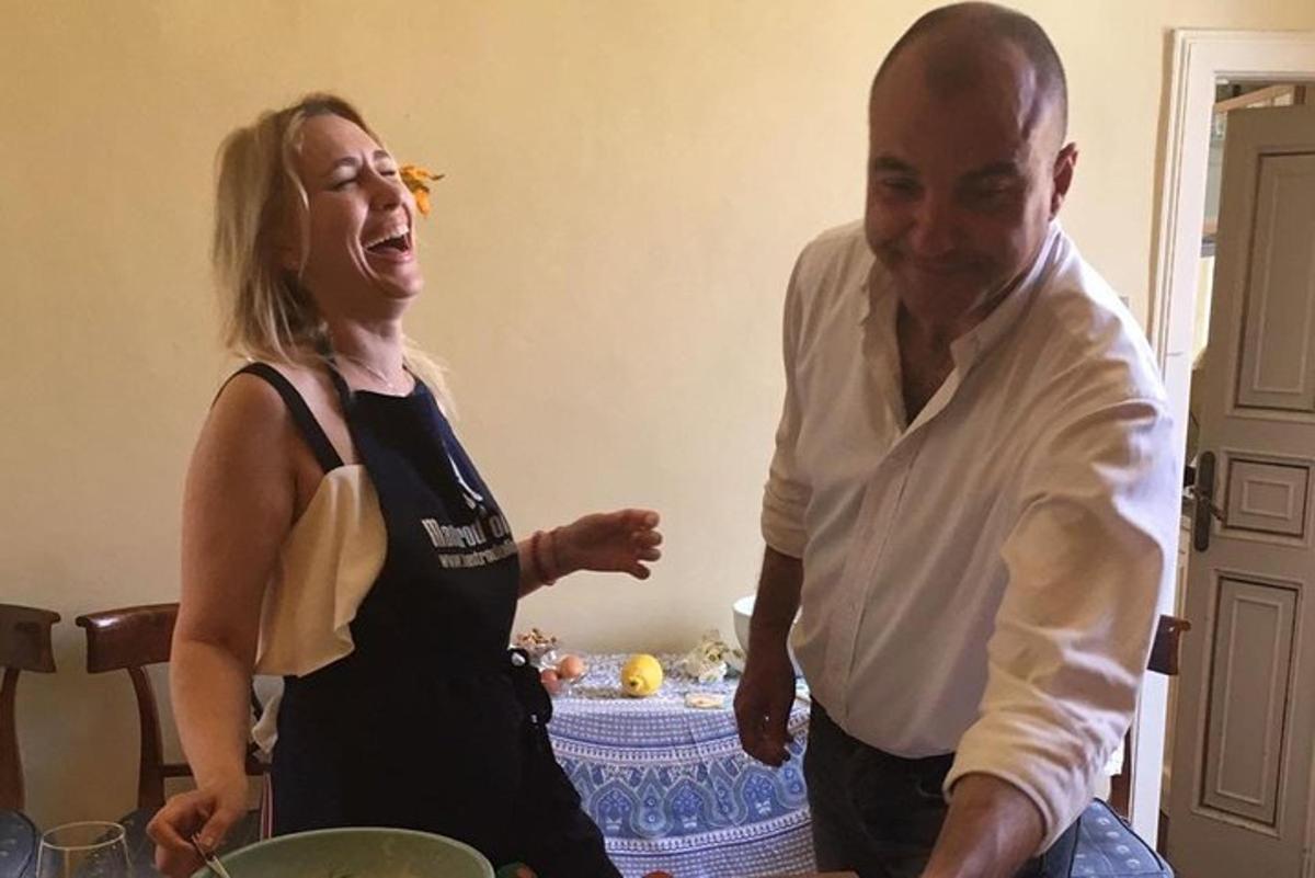muž a žena stojící v kuchyni a připravující jídlo
