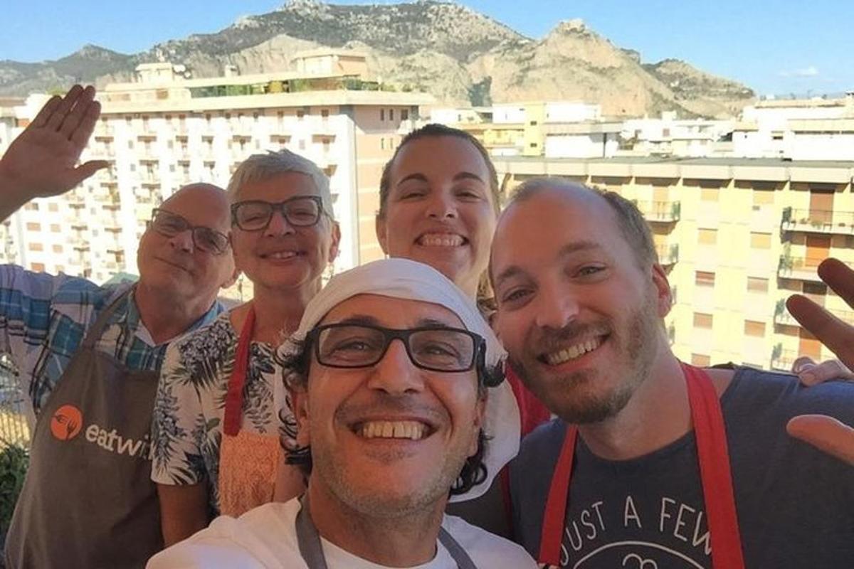 un gruppo di persone che posano per una foto